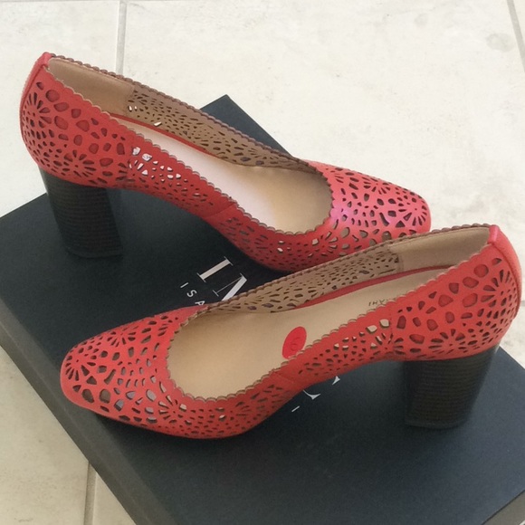 Isaac Mizrahi Shoes - ISAAC MIZRAHI SIZE 6 ZORA LASER CUT PUPMS